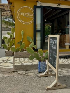 @myrtillo_kefalonia : ένα από τα πρώτα μέρη που ανακαλύψαμε στο νησί! Κοντά σε μία από τις πιο γνωστές παραλίες της Κεφαλονιάς, τον Μύρτο! Με την πιο γλυκιά οικοδέσποινα στην υποδοχή! Σου το προτείνω αν είσαι στο νησί ή πρόκειται να έρθεις και θέλεις να απολαύσεις έναν καφέ, πρωινό ή brunch, κοκτέιλς και μια υπέροχη αυλή! Αν θέλεις να μάθεις γιατί εμείς επιστρέφουμε ξανά και ξανά, ακολούθησε τον σύνδεσμο στο bio! 
Ποιο είναι το δικό σου αγαπημένο brunch spot; 😊

#kefaloniaisland #islandlife #summervibes #islandmoments #foodie